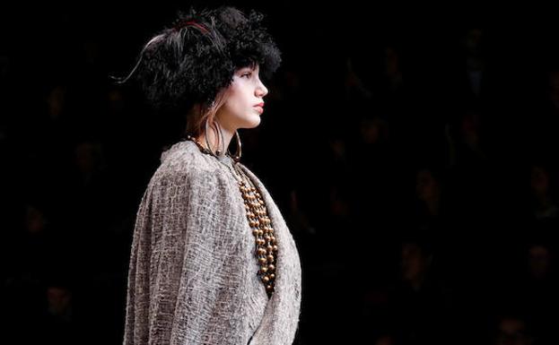 Contra la moda del espectáculo, Giorgio Armani aporta su clasicismo
