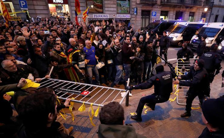 Los Mossos bloquean los accesos Palau de la Música entre empujones de manifestantes