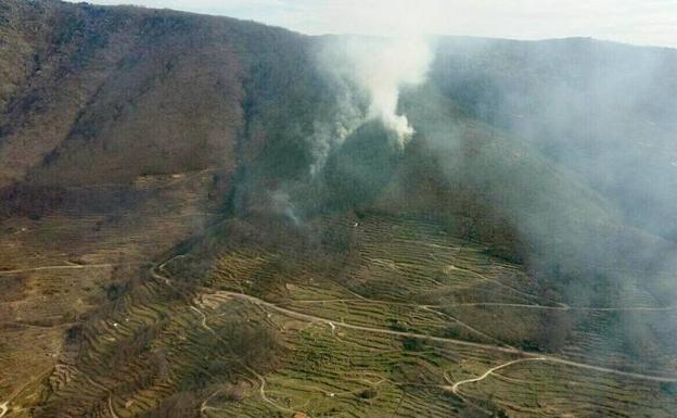 Medios del Ministerio de Medio Ambiente actúan en dos incendios registrados este lunes en la provincia de Cáceres
