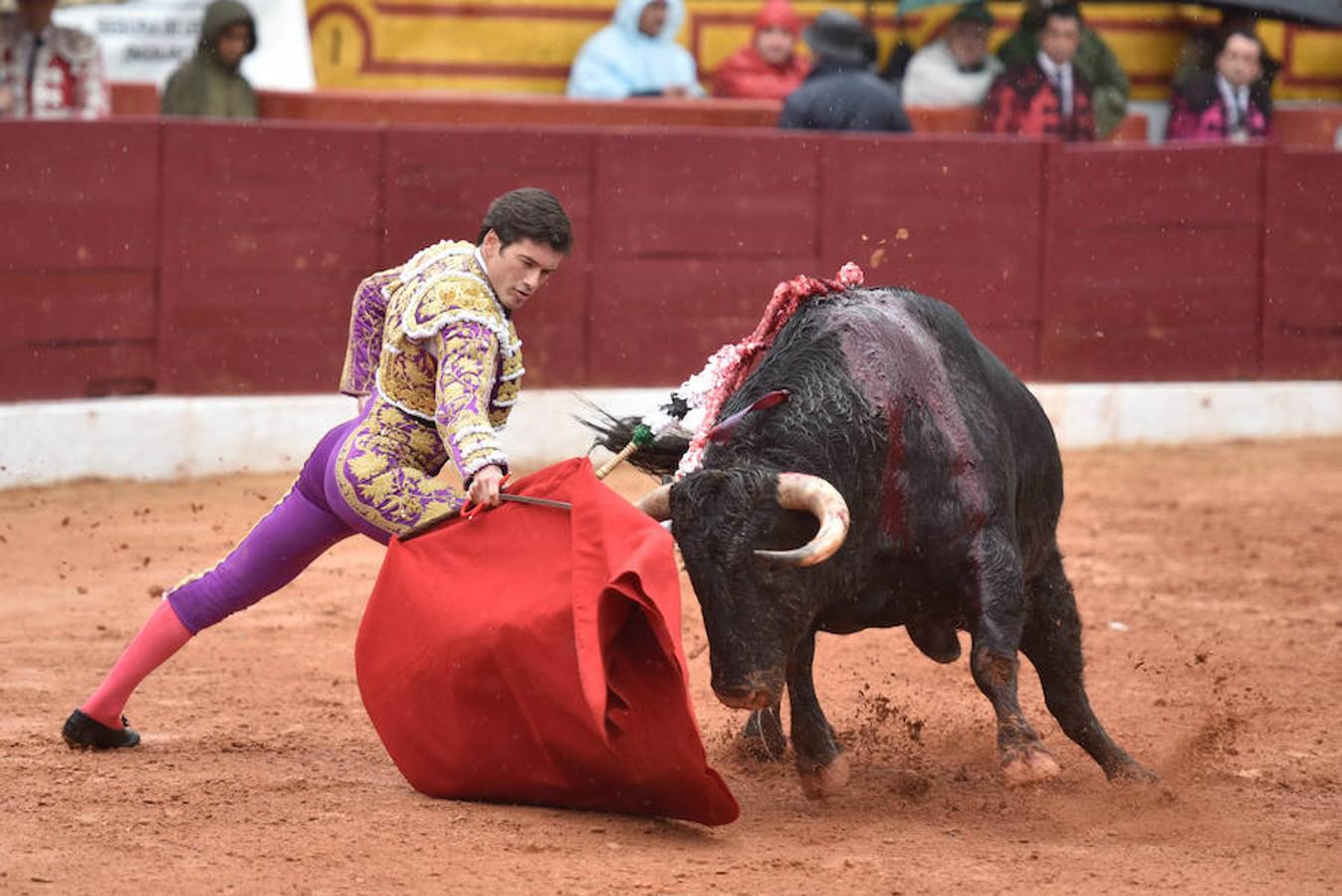 Los espectáculos taurinos del sábado, en imágenes