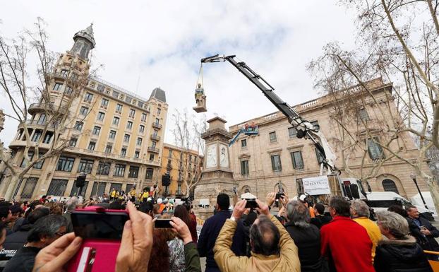 La historia contra la estatua