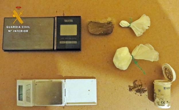 Detenidos dos vecinos de Calera de León con hachís y cocaína