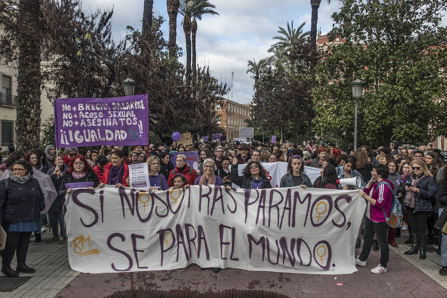 Unas 4.000 personas marchan en Badajoz por los derechos de la mujer