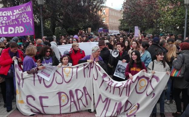 Miles de personas claman en Badajoz por la igualdad de la mujer