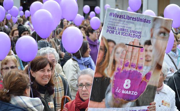 Las mujeres toman las calles de Extremadura en el 8M