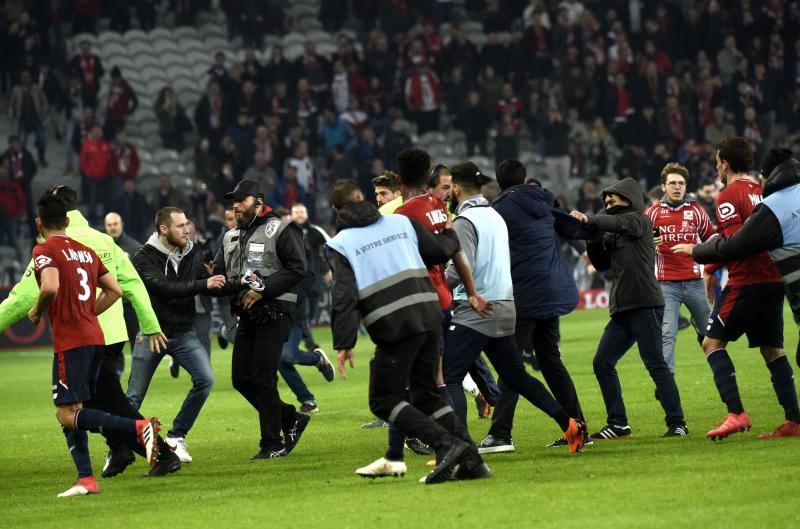 Los ultras del Lille invaden el campo para agredir a los jugadores