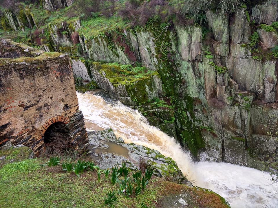 Espectaculares saltos de agua en los Molinos del Cabril de Monroy