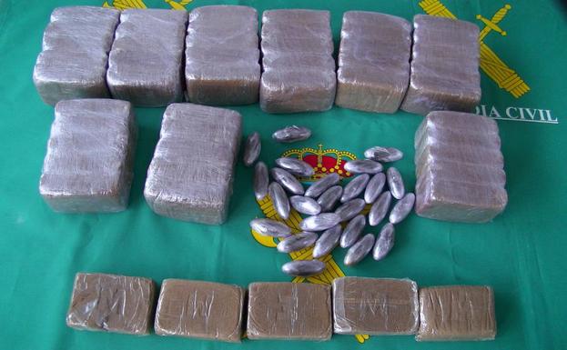 Detenidos dos jóvenes con 5 kilos de hachís cuando circulaban en un coche por la provincia de Cáceres