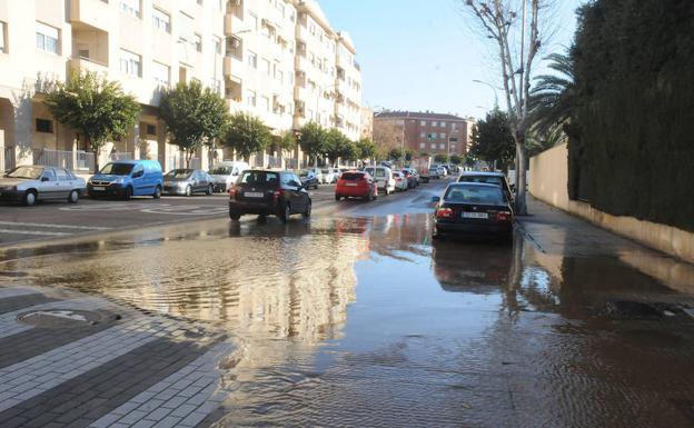 La rotura de una tubería inunda la avenida Lusitania de Mérida