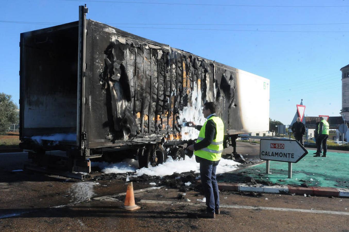 Estado en el que ha quedado el camión que ha salido ardiendo en Mérida