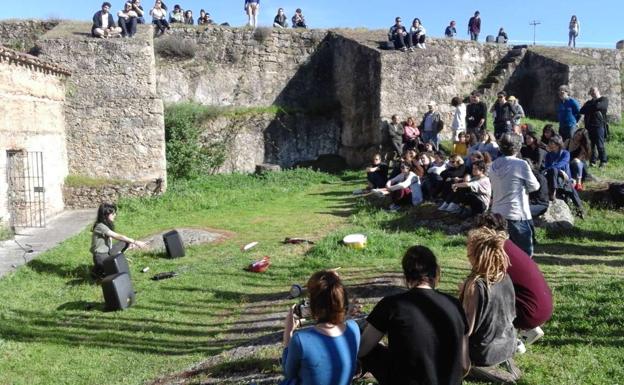 Este sábado, performances de universitarios vascos en el Museo Vostell