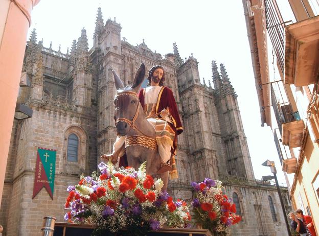 Niños, palmas y ramas de olivo acompañan hoy a la Borriquita en el inicio de las procesiones