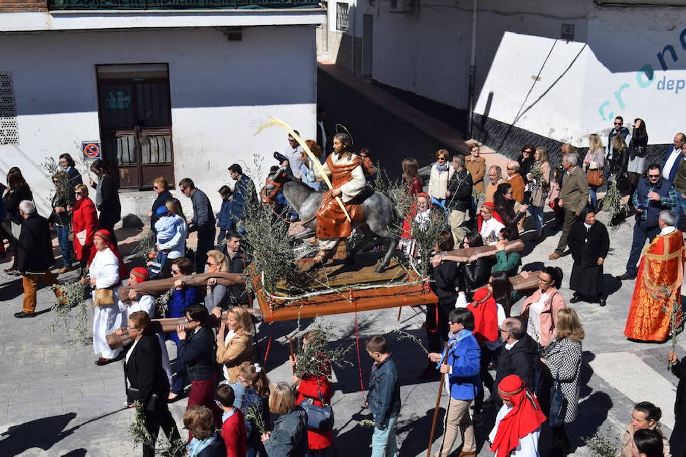 Decenas de personas acompañan a la procesión de la "Borriquita"