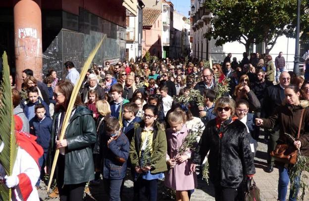 La procesión de los ramos abre la Semana Santa en Trujillo