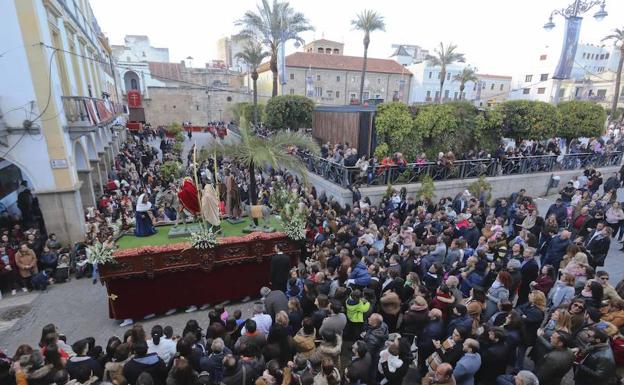 Las dos procesiones abarrotan el centro de Mérida de fieles