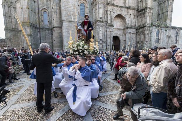 Plasencia saluda con buen tiempo a la Borriquita