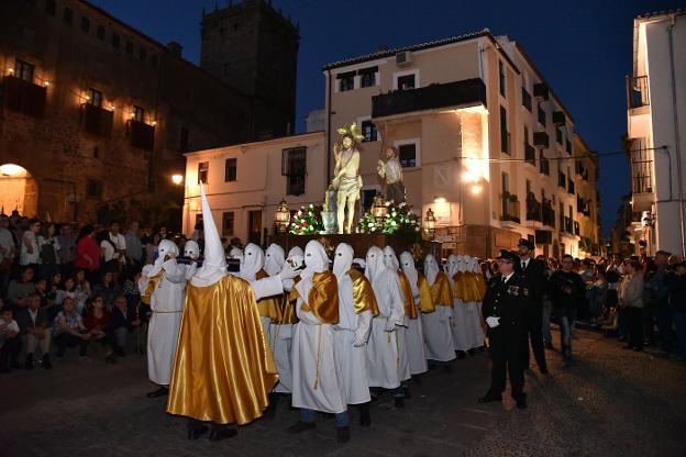 La Policía Nacional escolta a La Columna en el desfile del Martes Santo placentino