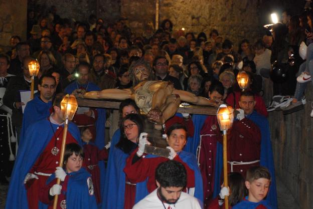 El Viacrucis reúne a numerosos devotos por la parte antigua de Trujillo