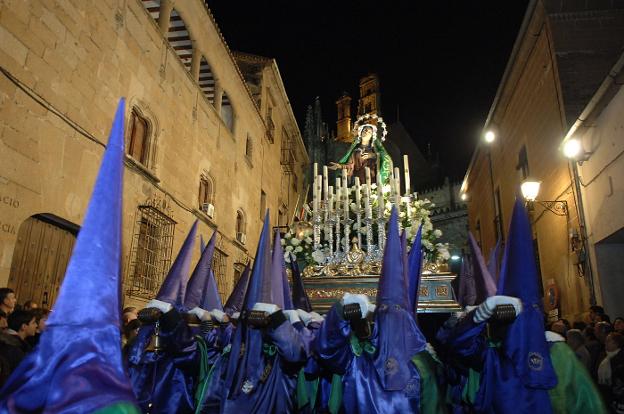 La imagen del Nazareno procesiona hoy por primera vez tras ser restaurada en Plasencia