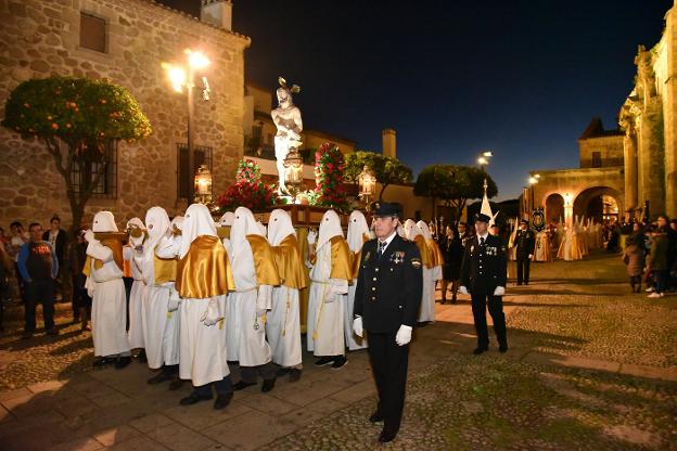 El Martes Santo de La Columna y la Policía Nacional en Plasencia