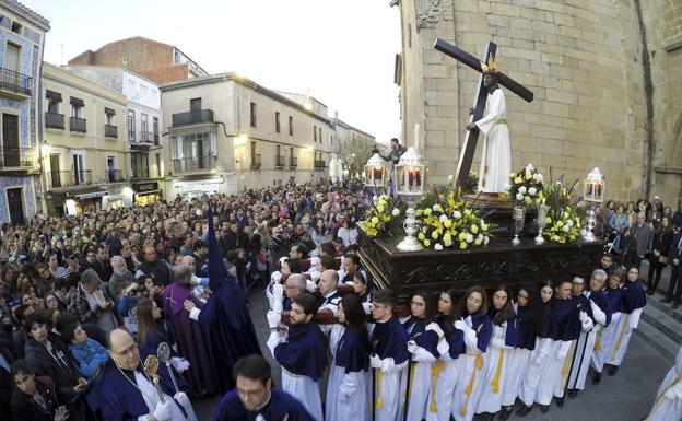 Devoción, Pasión y Consuelo en el Martes Santo