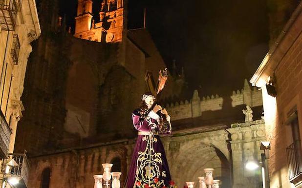 Plasencia admira a su Nazareno restaurado