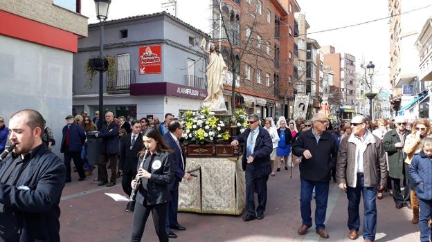 Emotivo encuentro del Cristo Resucitado y la Virgen en Navlmoral