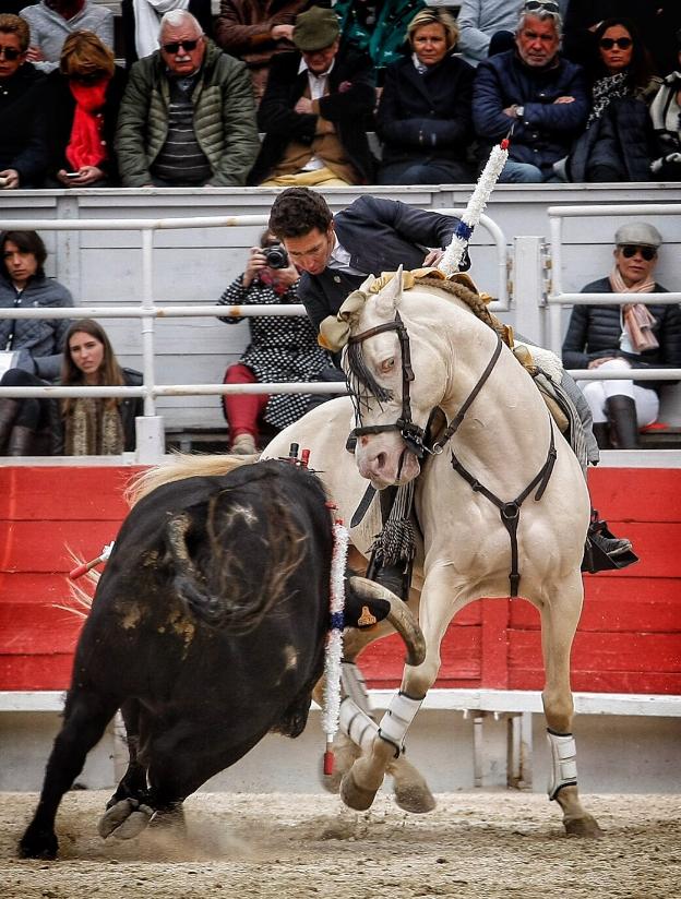 Leonardo sale por la puerta grande de Arles junto a Diego Ventura en la matinal de rejones