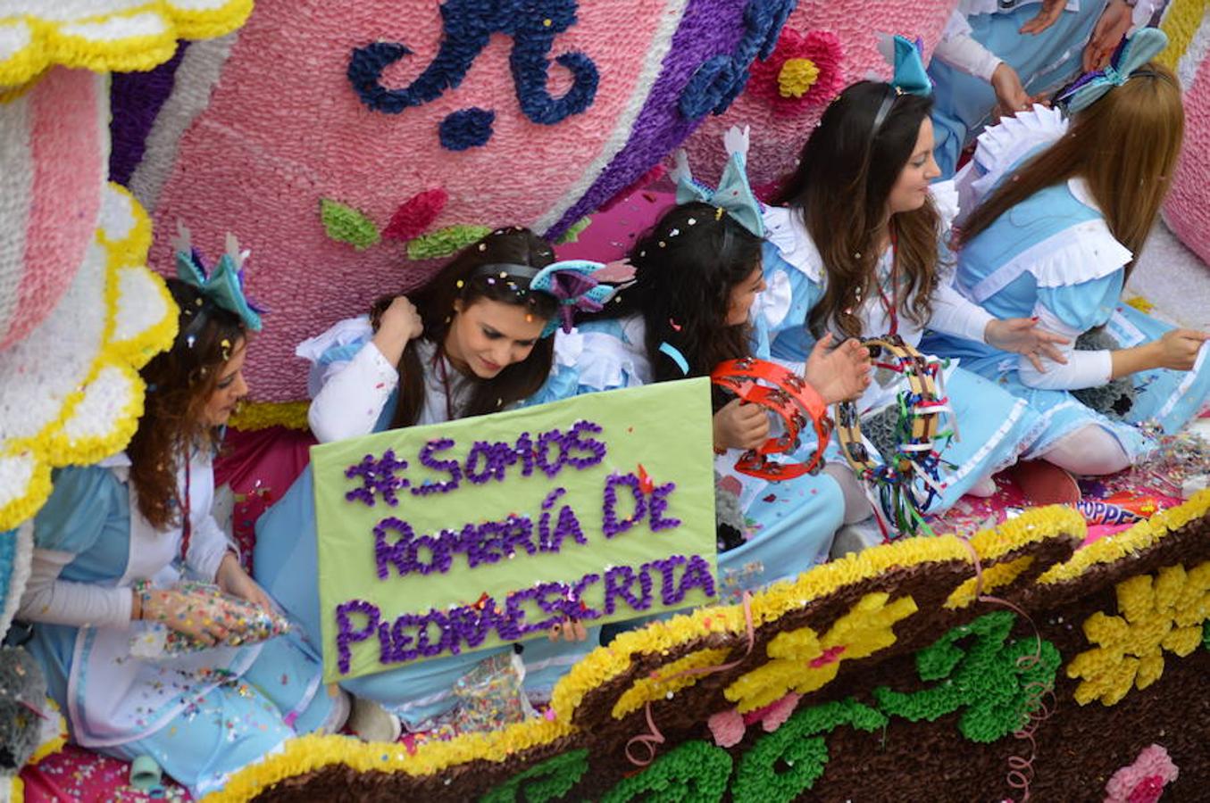 Color, arte y fantasía en el desfile de carrozas de la romería