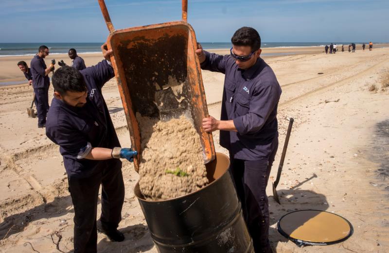 Continúa la vigilancia en la costa de Huelva tras la aparición de residuos de un vertido