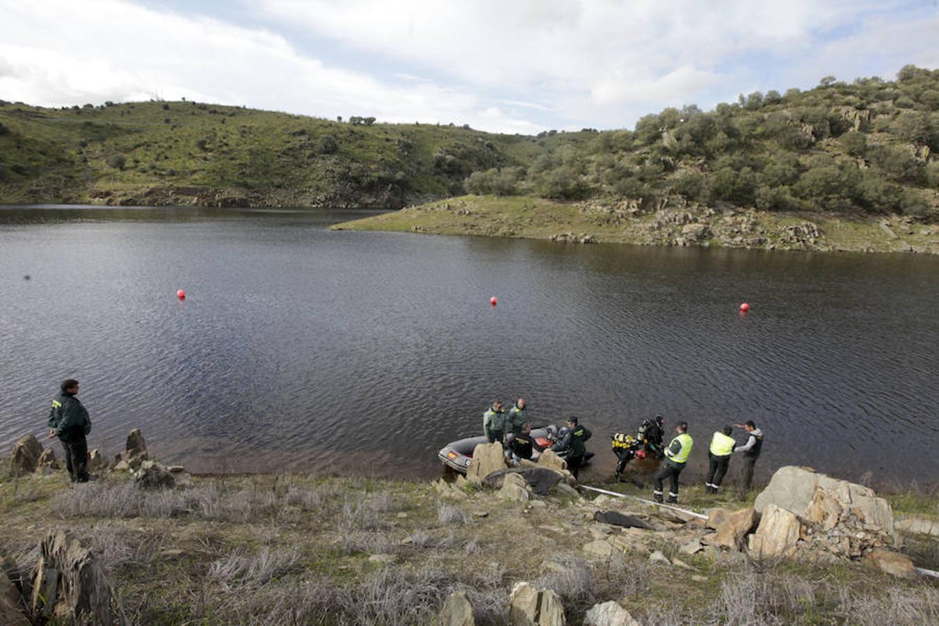 Búsqueda de la Guardia Civil en el río Almonte tras caer un coche al agua