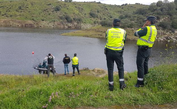 Los buzos de la Guardia Civil continúan buscando a los ocupantes del coche que cayó al río Almonte