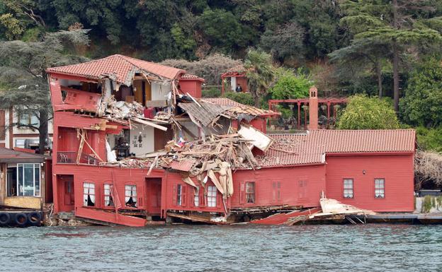 Un carguero se empotra contra un edificio otomano en la orilla del Bósforo