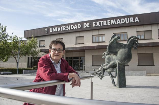 «Que la sociedad sepa que invertir en la UEx es tan necesario como un puente»