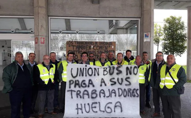 Conductores y empleados de Unionbus secundan el paro y se manifiestan en Villanueva y Don Benito