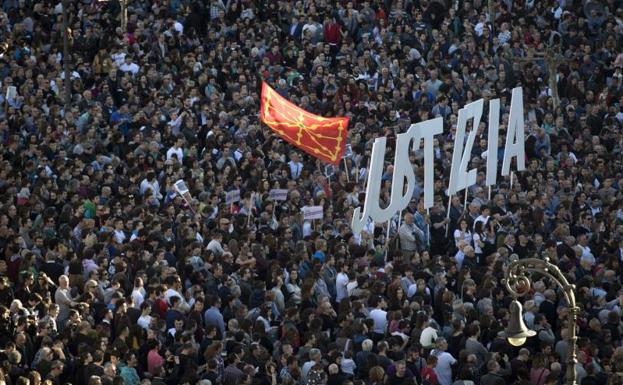 Miles de personas piden «justicia» en Pamplona para los procesados de Alsasua