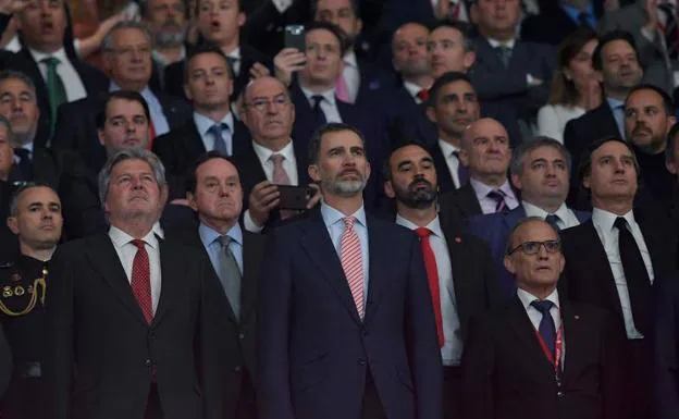 Menos pitidos y más vítores para el himno español