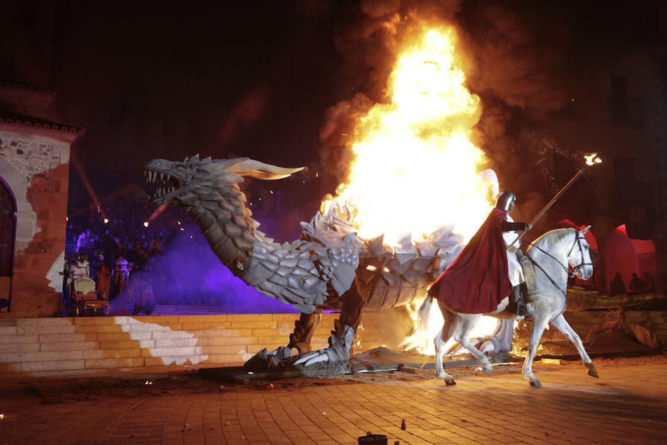 El desfile de San Jorge y la quema del dragón en Cáceres