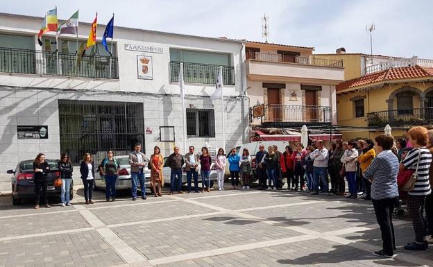 Deleitosa guarda dos minutos de silencio por las dos mujeres asesinadas