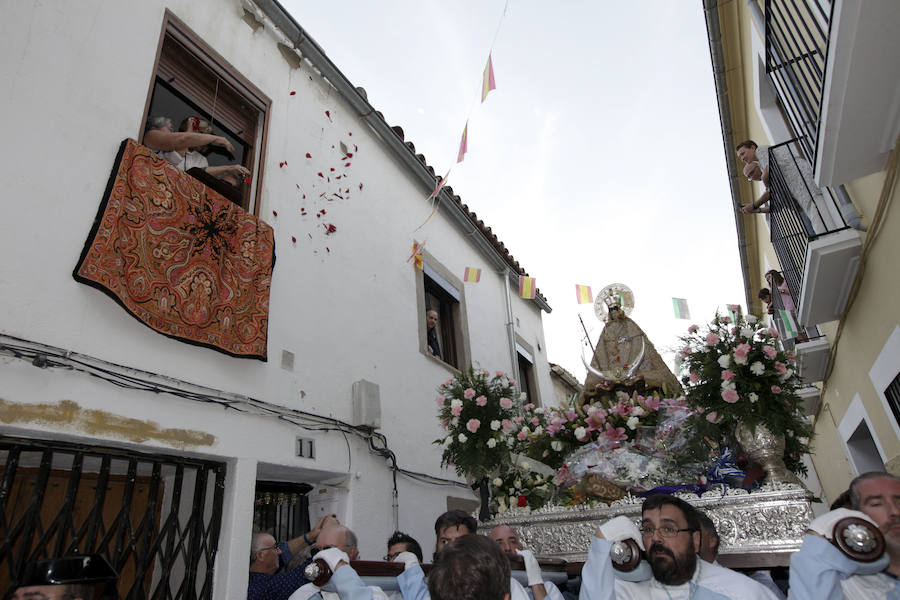 La Virgen de la Montaña baja de su Santuario