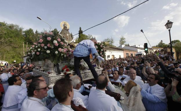 Cáceres brinda a la patrona una calurosa bienvenida en una bajada determinante