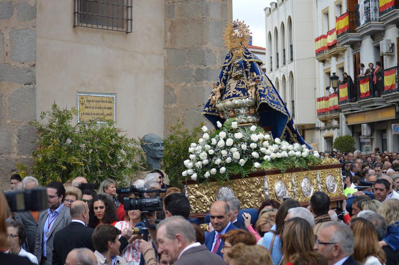 Procesión de la Reina de La Serena entre nubes y claros