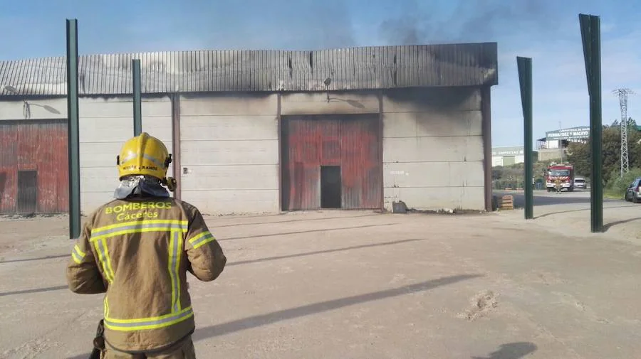 Un incendio destroza una nave de carcasas de móviles en Jaraíz