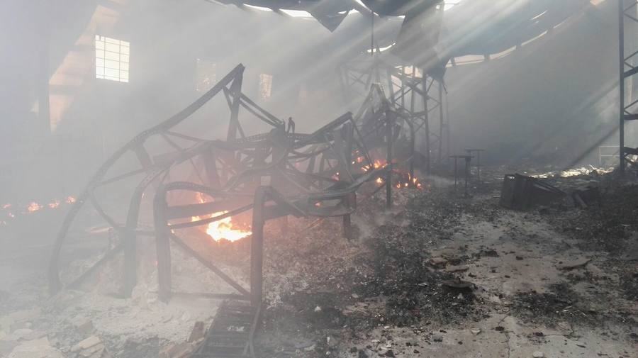 Un incendio destroza una nave de carcasas de móviles en Jaraíz