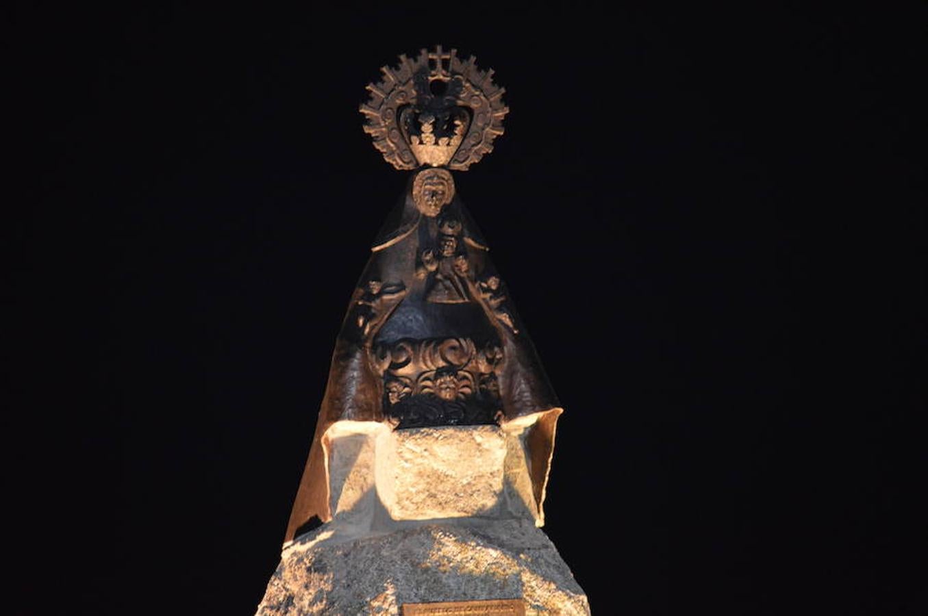Una escultura de la Patrona ya preside la rotonda de acceso de la carretera de Orellana