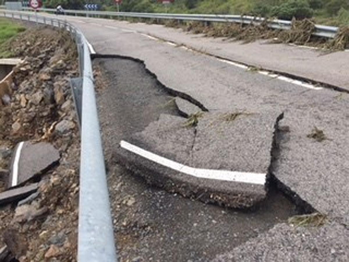 Cortada al tráfico la carretera que une Pallares y Santa María de Navas a causa de daños causados por las fuertes lluvias
