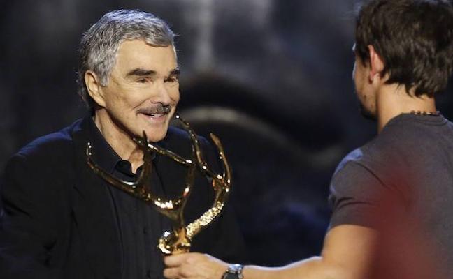 Burt Reynolds recoge un premio en 2013./Reuters