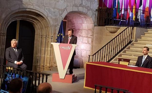 Antonio Tajani, Guillermo Fernández Vara y el Rey Felipe VI durante la ceremonia de entrega del Premio Carlos V/DAVID PALMA