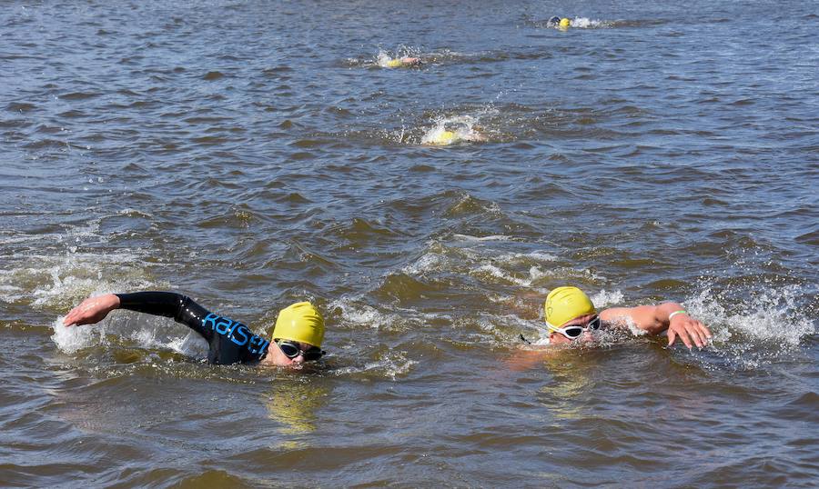 La prueba deportiva XV Triatlón Puerta de Palmas de Badajoz, en imágenes