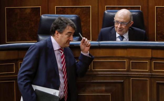 Rajoy apuntala la legislatura tras obtener el apoyo del PNV a los Presupuestos